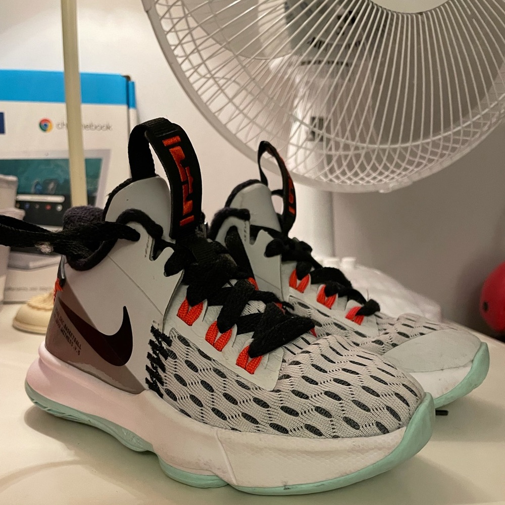 Nike Kids' Preschool LeBron Witness 5 Basketball Shoes